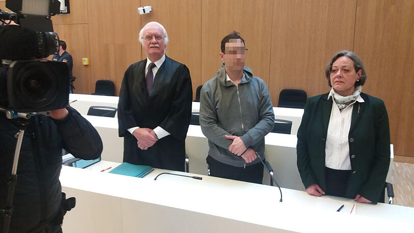 Alexander B. (Mitte) mit seinem Anwalt Wilfried Eysell und einer Dolmetscherin.