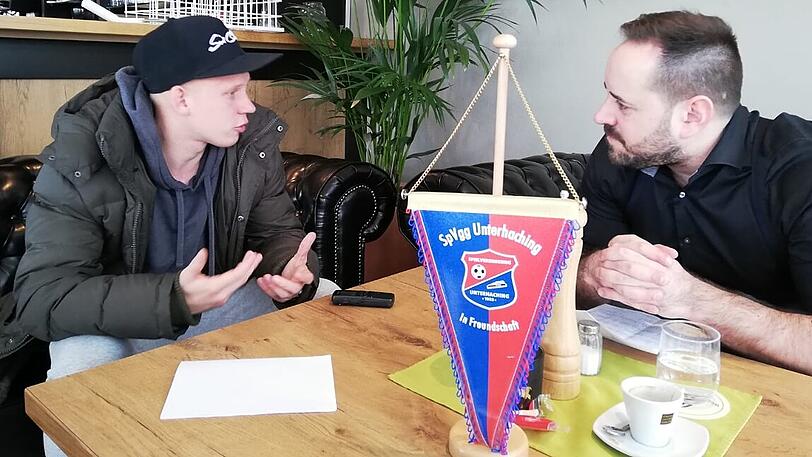 Sascha Bigalke (li.) im Gespräch mit Patrick Mayer, Fußball-Chef der AZ Digital.