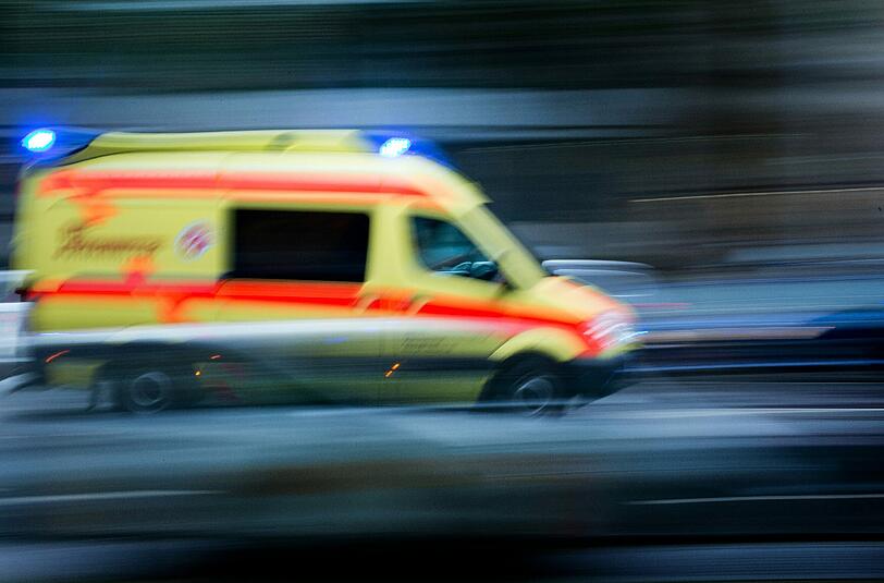 Der 74-jährige Rentner musste mit schweren Verletzungen in ein Krankenhaus gebracht werden. (Symbolbild)