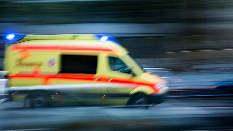 Der 74-jährige Rentner musste mit schweren Verletzungen in ein Krankenhaus gebracht werden. (Symbolbild) Der 74-jährige Rentner musste mit schweren Verletzungen in ein Krankenhaus gebracht werden. (Symbolbild)