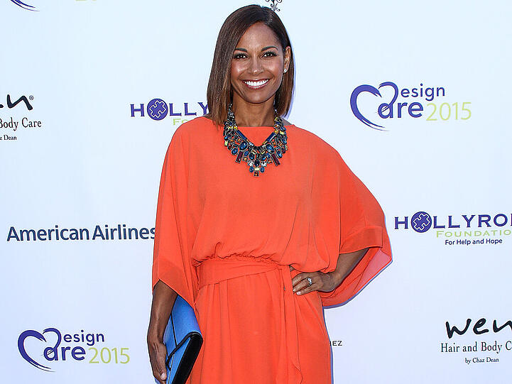 Bei der 17. HollyRod's DesignCare Gala fiel Salli Richardson-Whitfield auf dem roten Teppich auf