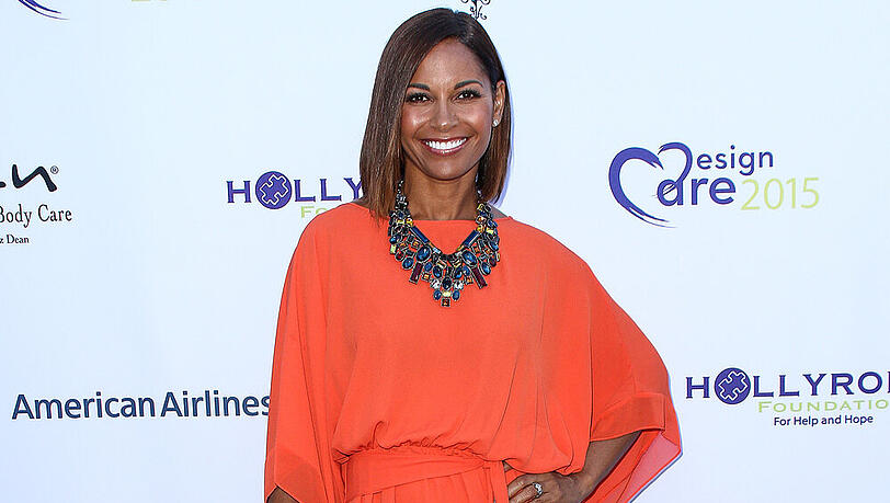 Bei der 17. HollyRod's DesignCare Gala fiel Salli Richardson-Whitfield auf dem roten Teppich auf Bei der 17. HollyRod's DesignCare Gala fiel Salli Richardson-Whitfield auf dem roten Teppich auf