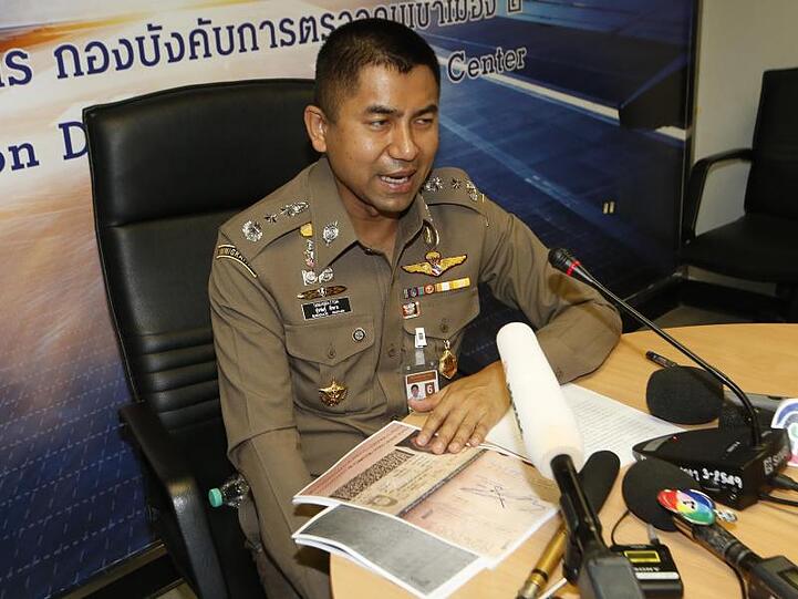 Surachate Hakparn, Chef der Einwanderungspolizei von Thailand, spricht bei einer Pressekonferenz am Flughafen Bangkok-Suvarnabhumi.