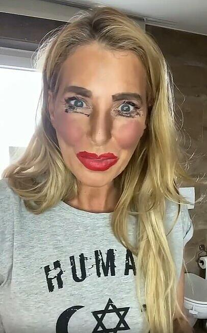 Mit diesem Grusel-Make-up will Giulia Siegel ihre Follower dazu motivieren, zu Hause zu bleiben. Mit dieser Maske traut sich wohl keiner mehr vor die Türe. Mit diesem Grusel-Make-up will Giulia Siegel ihre Follower dazu motivieren, zu Hause zu bleiben. Mit dieser Maske traut sich wohl keiner mehr vor die Türe.