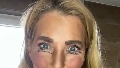 Mit diesem Grusel-Make-up will Giulia Siegel ihre Follower dazu motivieren, zu Hause zu bleiben. Mit dieser Maske traut sich wohl keiner mehr vor die Türe. Mit diesem Grusel-Make-up will Giulia Siegel ihre Follower dazu motivieren, zu Hause zu bleiben. Mit dieser Maske traut sich wohl keiner mehr vor die Türe.