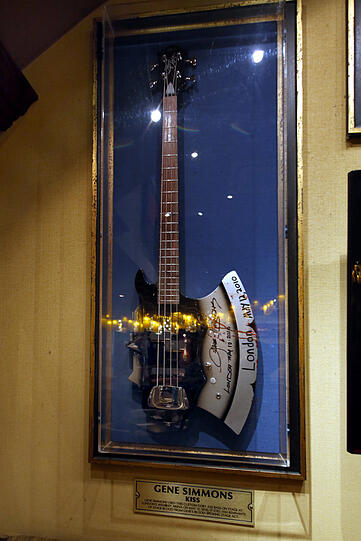 An dieser Kiss-Gitarre befindet sich noch Kunstblut.