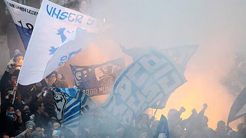 Beim  3:1-Auswärtssieg der Löwen bei der Erzgebirge Aue zündeten die 1860-Anhänger mehrere Pyro-Rauchtöpfe.
