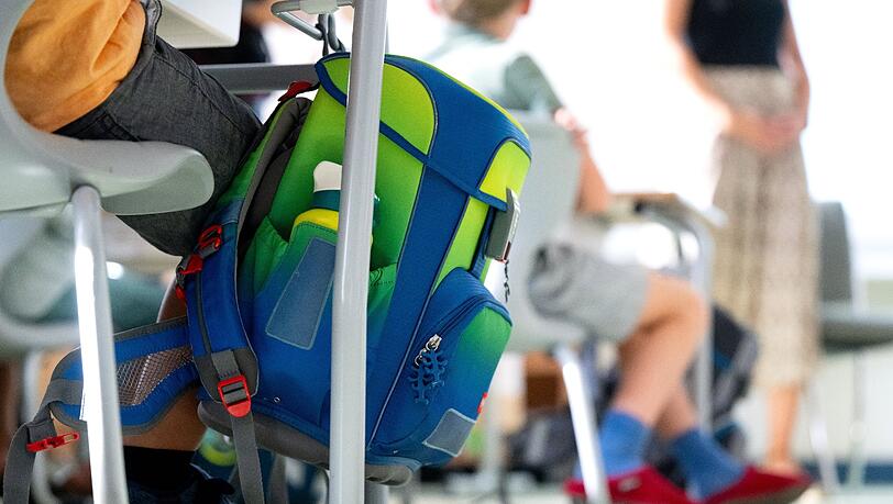 Schulkinder einer zweiten Klasse sitzen am ersten Schultag nach den Sommerferien in ihrer Klasse an Grundschule an der Gebelestraße.