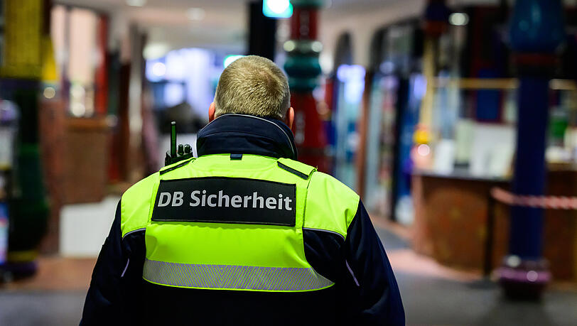 Ein Mitarbeiter tr&auml;gt eine Jacke mit der Aufschrift "DB Sicherheit". Die sind im Rahmen eines konkreten Stundenkontigents in Doppelstreife seit 2023 auch in den Regionalz&uuml;gen unterwegs.