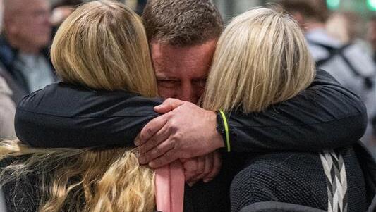 Viele Reisende lassen ihren Gefühlen nach der Landung freien Lauf. Viele Reisende lassen ihren Gefühlen nach der Landung freien Lauf.