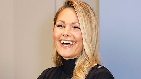 Helene Fischer hat einen charmanten Auftritt bei Dirk Stermann und Christoph Grissemann in der ORF-Talkshow "Willkommen &Ouml;sterreich" absolviert.