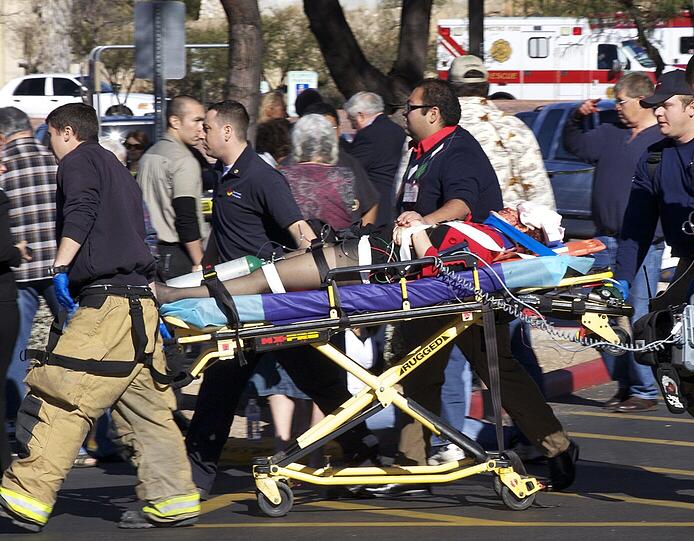 Am 8. Januar 2011 wurde die US-Abgeordnete Gabrielle Giffords bei einem Attentat in Tuscon, das sechs Todesopfer forderte, lebensgefährlich verletzt.