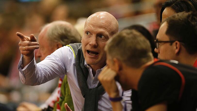 Matthias Sammer, daneben Bastian Schweinsteiger. Matthias Sammer, daneben Bastian Schweinsteiger.