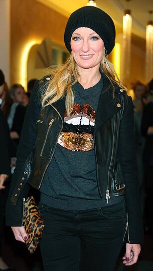 Schwarze Jeans, Lederjacke, Leo-Clutch: Monika Gruber mal ganz anders. Die Bilder von der Premiere "HUBERT UND STALLER - DIE INS GRAS BEISSEN"