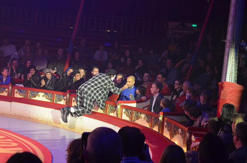Bekommt eine rote Nase gemalt: Pep Guardiola mit seiner Tochter Valentina beim Zirkus Roncalli.
