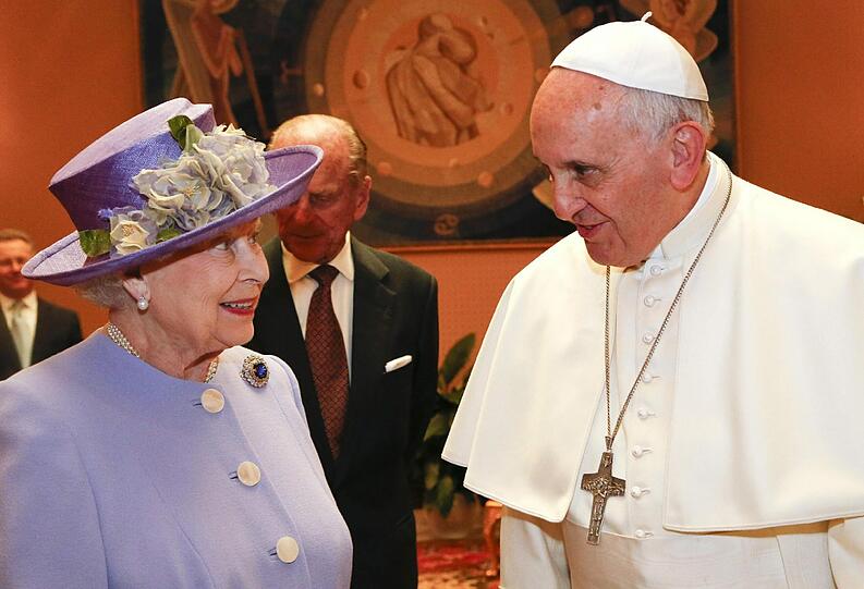 Die Queen und der Papst scheinen sich sehr gut zu verstehen.