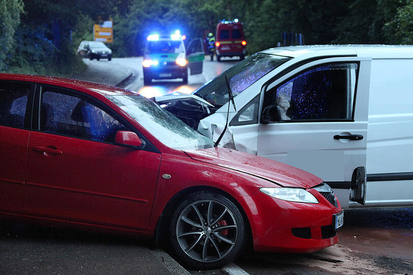 Die Bilder vom Unfall auf der Staatsstraße 2091 am Pürtner Berg.