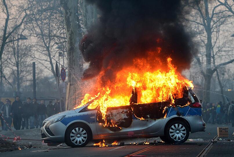 Brennende Barrikaden, Autos in Flammen, vermummte Steinewerfer - die Demonstrationen der Blockupy-Aktivisten geraten in Frankfurt außer Kontrolle.