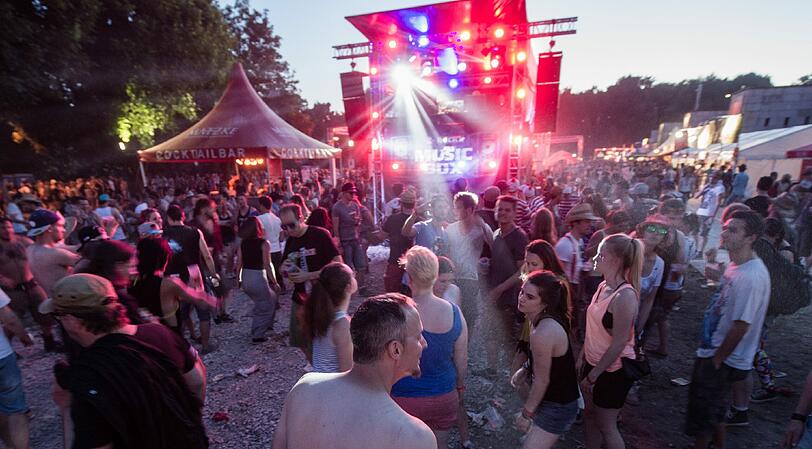 Auch abseits der Parkbühne wurde gefeiert: Zum Beispiel auf einer Tanzfläche auf dem Gelände.