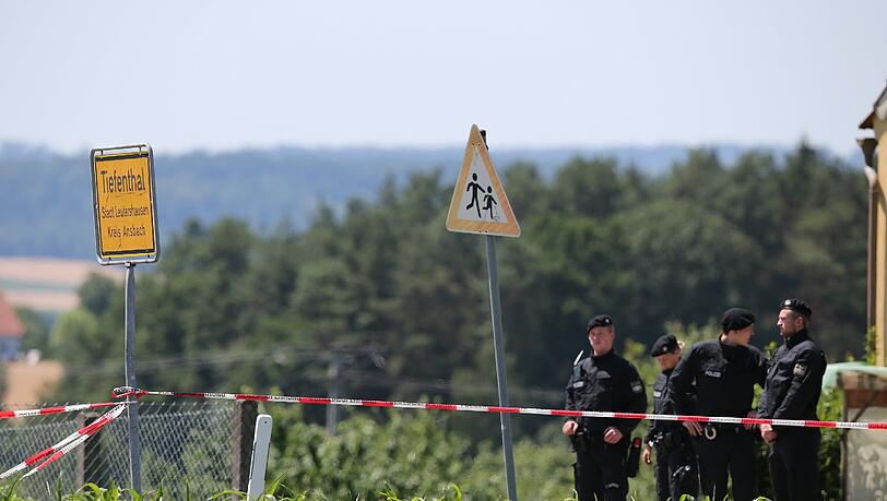 Polizeibeamte stehen an einem Tatort in Tiefenthal-Leutershausen bei Ansbach. Ein Amokläufer hat dort mindestens zwei Menschen getötet. Die Polizei konnte den mutmaßlichen Täter kurz darauf festnehmen. Polizeibeamte stehen an einem Tatort in Tiefenthal-Leutershausen bei Ansbach. Ein Amokläufer hat dort mindestens zwei Menschen getötet. Die Polizei konnte den mutmaßlichen Täter kurz darauf festnehmen.