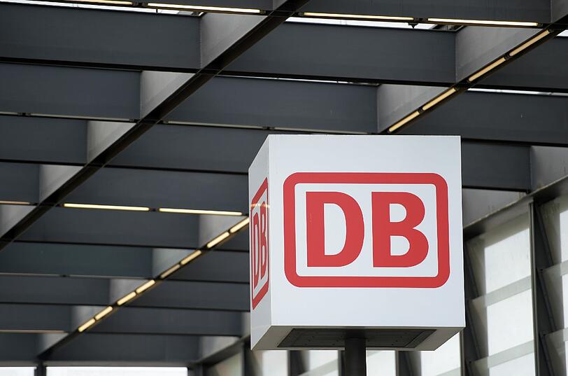 Verwaltungsgebäude der Deutschen Bahn AG am Potsdamer Platz in Berlin: Die Bahn wird 2015 erstmals seit dem Jahr 2003 wieder einen Verlust einfahren.
