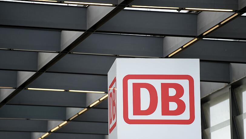 Verwaltungsgebäude der Deutschen Bahn AG am Potsdamer Platz in Berlin: Die Bahn wird 2015 erstmals seit dem Jahr 2003 wieder einen Verlust einfahren. Verwaltungsgebäude der Deutschen Bahn AG am Potsdamer Platz in Berlin: Die Bahn wird 2015 erstmals seit dem Jahr 2003 wieder einen Verlust einfahren.