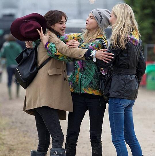 Wiedersehen beim Glastonbury: Alexa Chung (l.) mit den Model-Schwestern Cara (Mitte) und Poppy Delevingne (rechts)