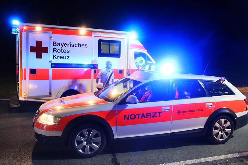 Horror-Crash in Altötting: Ein Opel-Fahrer erfasst acht Rennradfahrer und verletzt diese teils schwer - ein Mann stirbt noch an der Unfallstelle. Die Bilder zum Unfall sehen Sie hier.