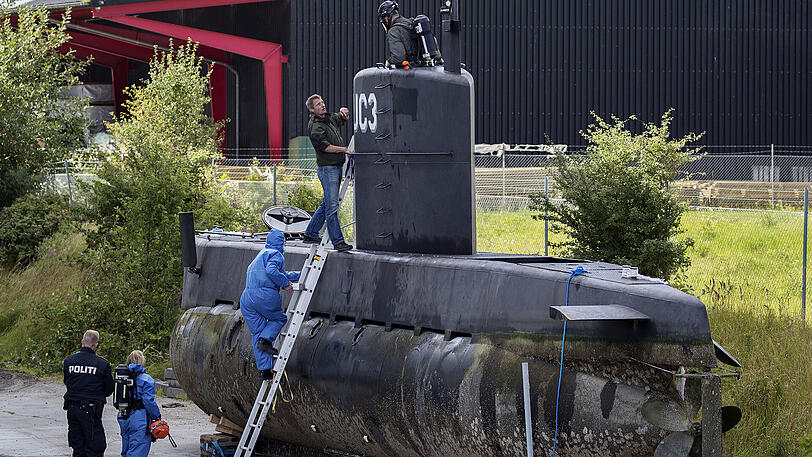 Polizisten inspizieren in Kopenhagen das geborgene U-Boot "Nautilus". Der dänische U-Boot-Besitzer hat nun ausgesagt, die vermisste schwedische Journalistin sei durch ein Unglück an Bord ums Leben gekommen.