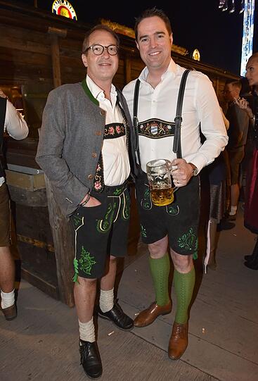 Flop: Alexander Dobrindt konnte seinen irischen Kollegen Martin Heydon zwar von einer Lederhose überzeugen - bei den Schuhen endete sein Überredungsgeschick dann aber leider.