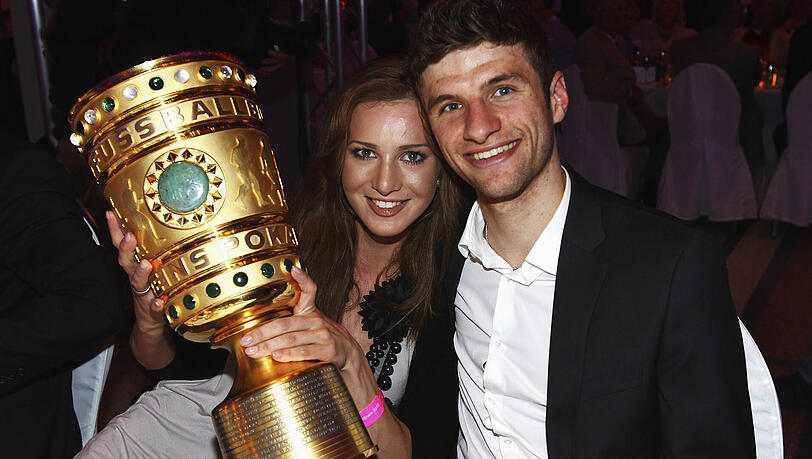 Thomas Müller feiert 2010 seinen ersten DFB-Pokal-Sieg mit Ehefrau Lisa. Thomas Müller feiert 2010 seinen ersten DFB-Pokal-Sieg mit Ehefrau Lisa.