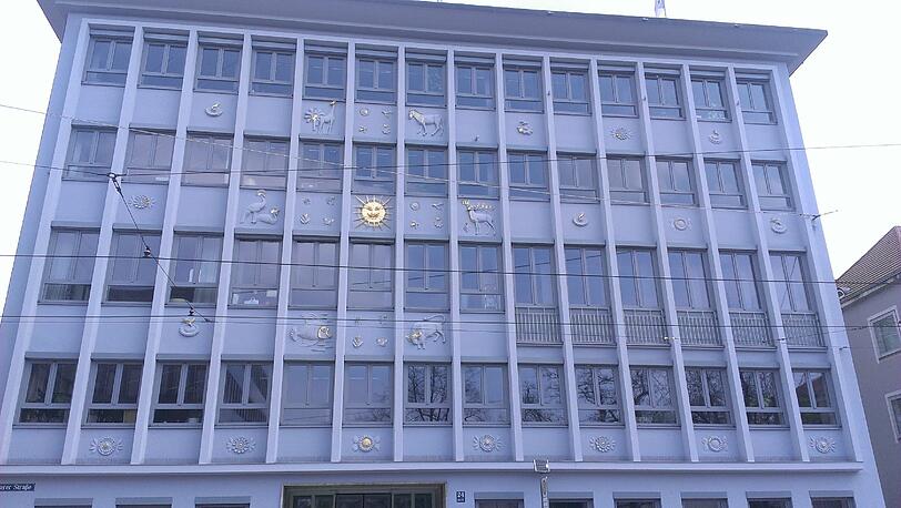 Fisch, Stier, Hirsch, Zebra: Die Fassade des Blauen Hauses in der Barer Straße ist voller Tiere.