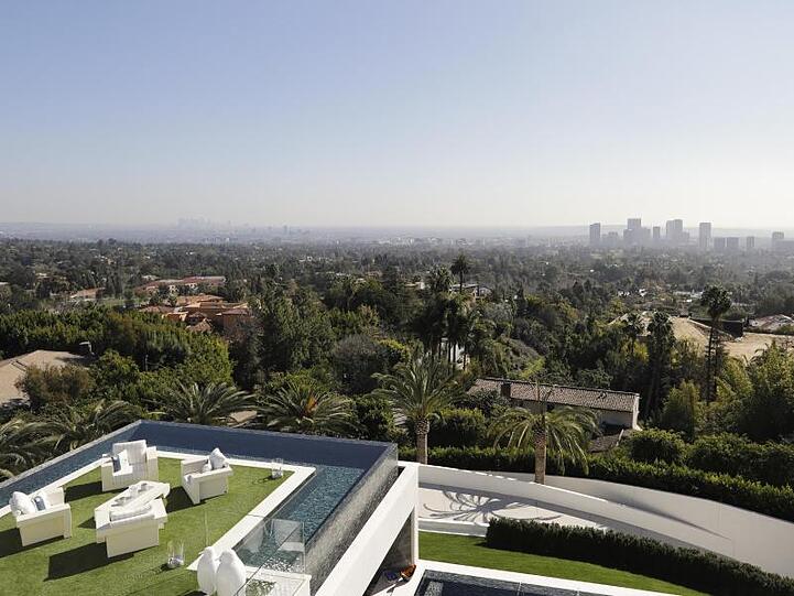 Ein Blick aus einem der Schlafzimmer-Balkone der Villa "Billionaire".