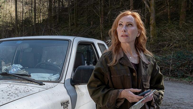 "Die Verteidigerin: Der Fall Nicola": Lou Caspari (Andrea Sawatzki) unterst&uuml;tzt einen Freund, dessen Frau seit einem Gang in den Wald vermisst wird.