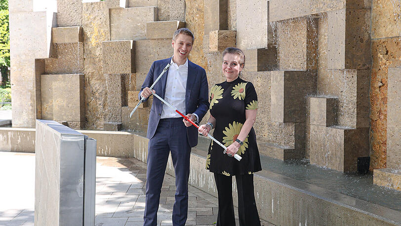 Dominik Krause und Baureferentin Jeanne-Marie Ehbauer am neuen Brunnen am Oskar-von-Miller-Ring, wo es nun einen Zier- und einen Trinkbrunnen gibt.