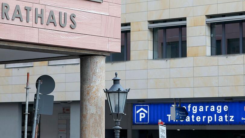 Seit Mai amtiert im Aschaffenburger Rathaus ein neuer OB. (Symbolbild) Seit Mai amtiert im Aschaffenburger Rathaus ein neuer OB. (Symbolbild)