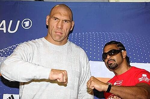 Der Größenunterschied der beiden Kontrahenten ist nicht zu übersehen: Nikolai Valuev (l.) und David Haye.