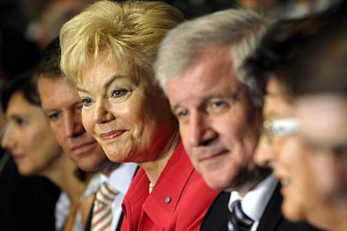 Bayerns Ministerpraesident Horst Seehofer (CSU) und die Praesidentin des Bundes der Vertriebenen (BdV), Erika Steinbach (CDU), sitzen am Samstag in Berlin zu Beginn des Tags der Heimat 2010 nebeneinander.