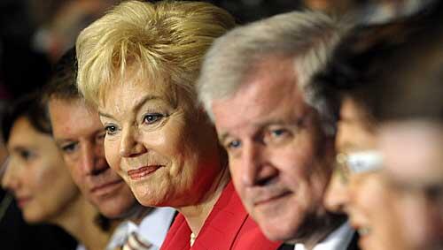 Bayerns Ministerpraesident Horst Seehofer (CSU) und die Praesidentin des Bundes der Vertriebenen (BdV), Erika Steinbach (CDU), sitzen am Samstag in Berlin zu Beginn des Tags der Heimat 2010 nebeneinander. Bayerns Ministerpraesident Horst Seehofer (CSU) und die Praesidentin des Bundes der Vertriebenen (BdV), Erika Steinbach (CDU), sitzen am Samstag in Berlin zu Beginn des Tags der Heimat 2010 nebeneinander.