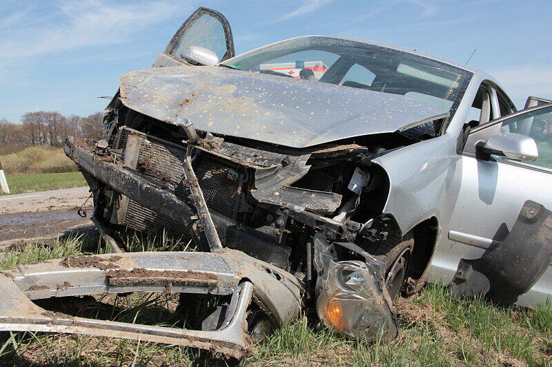 Schwerer Unfall bei Ziegelsham: Das Fahrzeug fuhr von Heldenstein in Richtung Schwindegg. Auf Höhe des Weilers Ziegelsham kam der Lenker nach Rechts von der Fahrbahn ab, steuerte dagegen und fuhr dann schließlich nach Links in den Bach wo sich das Fahrzeug überschlug und auf den Rädern wieder zum stehen kam. Drei Menschen wurden verletzt.