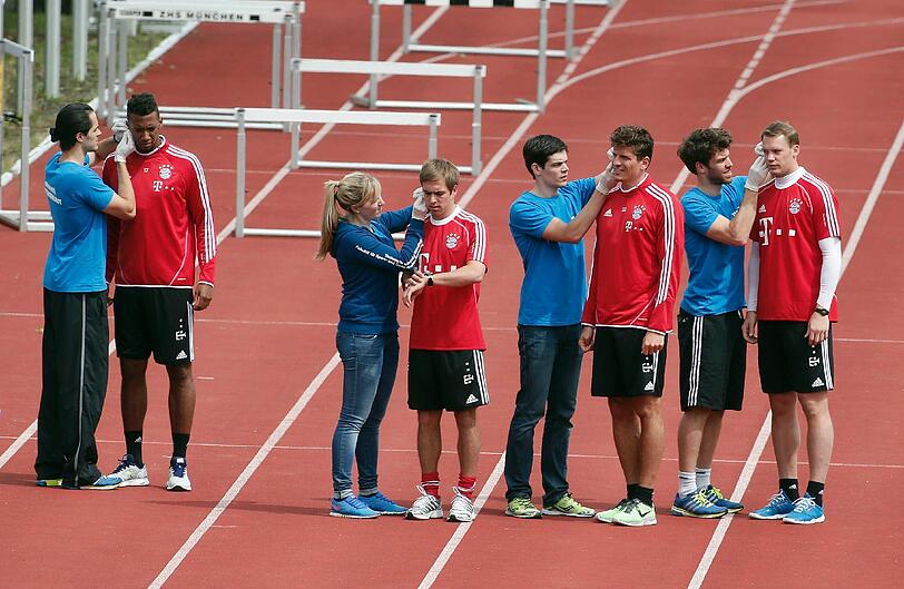 Einen Tag nach dem ersten Training unter Pep Guardiola müssen Bayern-Spieler zum Laktattest ran: Erst schwitzen, dann pieksen - die Bilder aus dem Olympiastadion