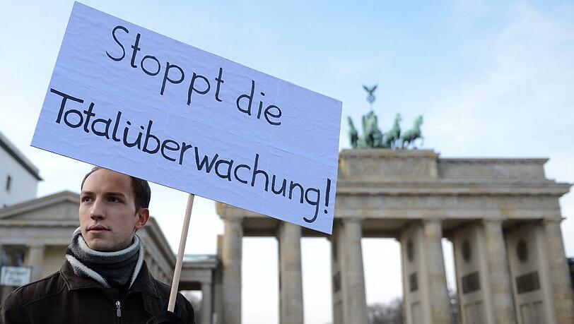 Die Vorratsdatenspeicherung ist höchst umstritten. Kritiker fürchten, dass dadurch die Totalüberwachung des Bürgers möglich wird. Die Vorratsdatenspeicherung ist höchst umstritten. Kritiker fürchten, dass dadurch die Totalüberwachung des Bürgers möglich wird.