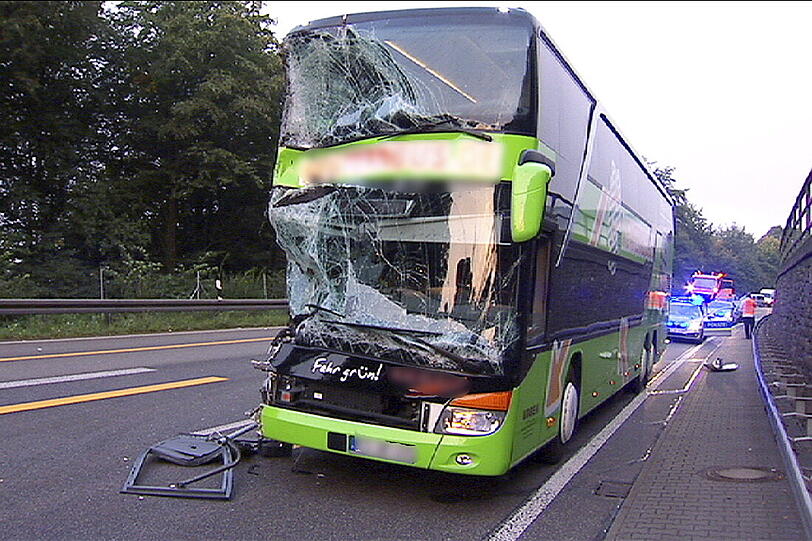Ein doppelstöckiger Fernbus steht mit eingedrückter Frontscheibe am 05.09.2014 nach einem Auffahrunfall mit einem Lastwagen nahe Breitenbach auf der Autobahn 5. Der Unfall ereignete sich in den frühen Morgenstunden im Bereich einer Baustelle, 12 der 72 Insassen wurden verletzt.