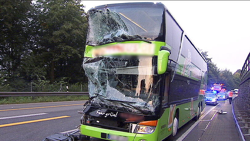 Ein doppelstöckiger Fernbus steht mit eingedrückter Frontscheibe am 05.09.2014 nach einem Auffahrunfall mit einem Lastwagen nahe Breitenbach auf der Autobahn 5. Der Unfall ereignete sich in den frühen Morgenstunden im Bereich einer Baustelle, 12 der 72 Insassen wurden verletzt. Ein doppelstöckiger Fernbus steht mit eingedrückter Frontscheibe am 05.09.2014 nach einem Auffahrunfall mit einem Lastwagen nahe Breitenbach auf der Autobahn 5. Der Unfall ereignete sich in den frühen Morgenstunden im Bereich einer Baustelle, 12 der 72 Insassen wurden verletzt.