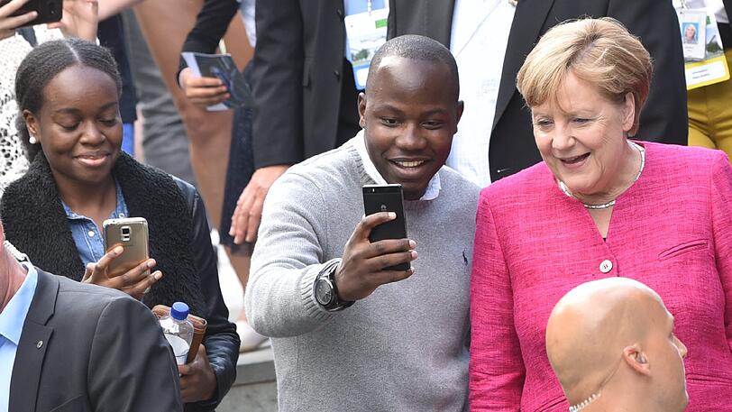 Angela Merkel (hier beim Tag der offenen Tür) sieht keine Fehler in ihrer Flüchtlingspolitik.