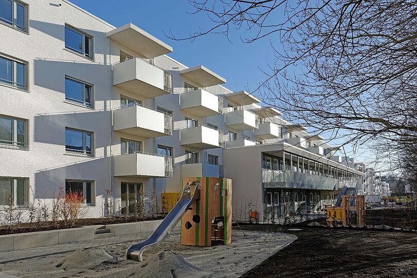 Platz zum Spielen ist aber da. Neben den Wohnungen hat die Gewofag auch eine Kita gebaut.