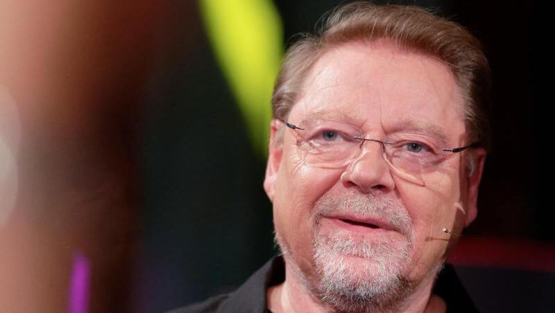 Der Moderator Jürgen von der Lippe empfindet Selfies mit Fans manchmal als ärgerlich. Der Moderator Jürgen von der Lippe empfindet Selfies mit Fans manchmal als ärgerlich.