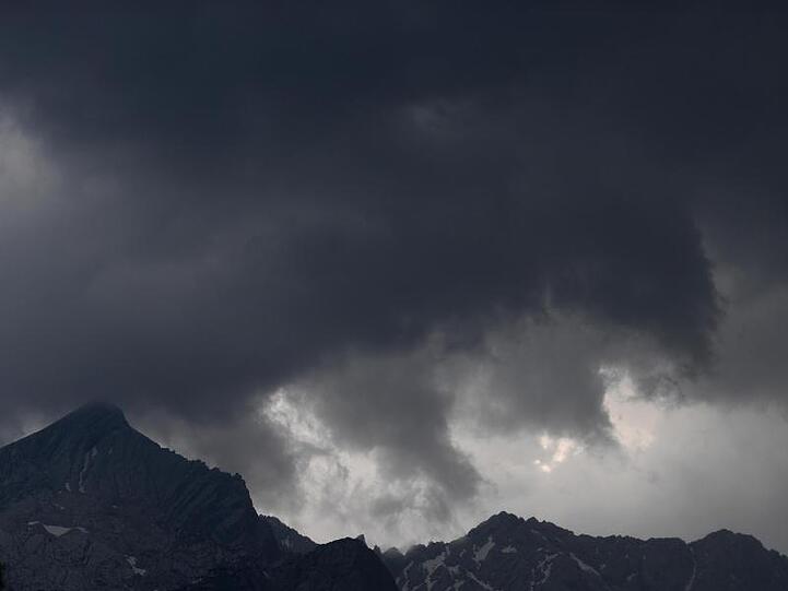 Ein Gewitter zieht über dem Wettersteingebirge herauf. Foto: Angelika Warmuth