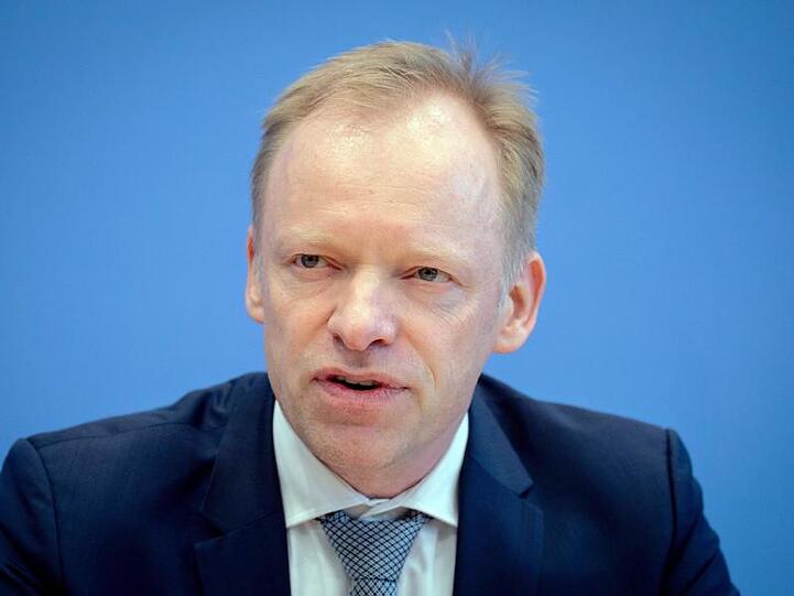 Clemens Fuest, Präsident des ifo Instituts, bei einer Pressekonferenz. Foto: Kay Nietfeld/dpa/Archivbild
