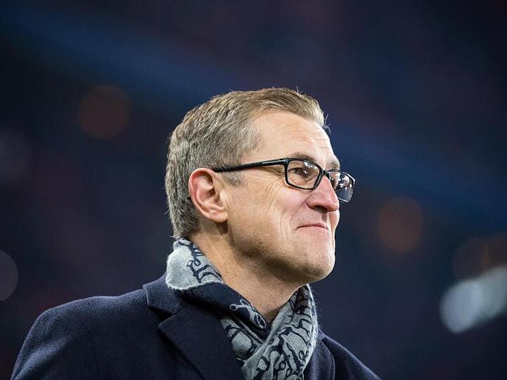 Herbert Hainer, Vereinspräsident vom FC Bayern München, steht vor Spielbeginn am Spielfeldrand. Foto: Matthias Balk/dpa